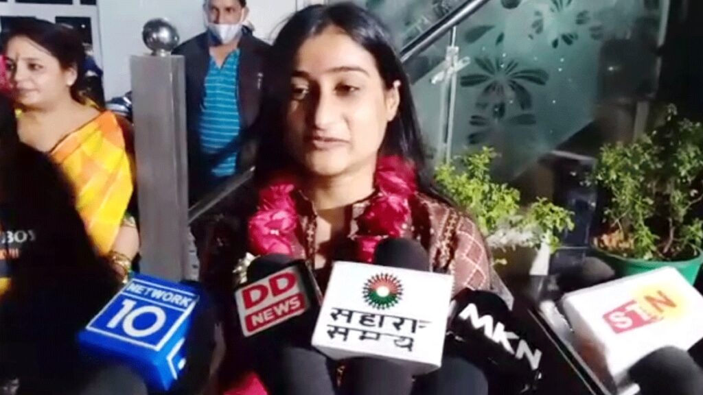 पिता करते थे 18 घंटे की नौकरी, बेटी 12 घंटे पढ़ाई कर बनी Ias