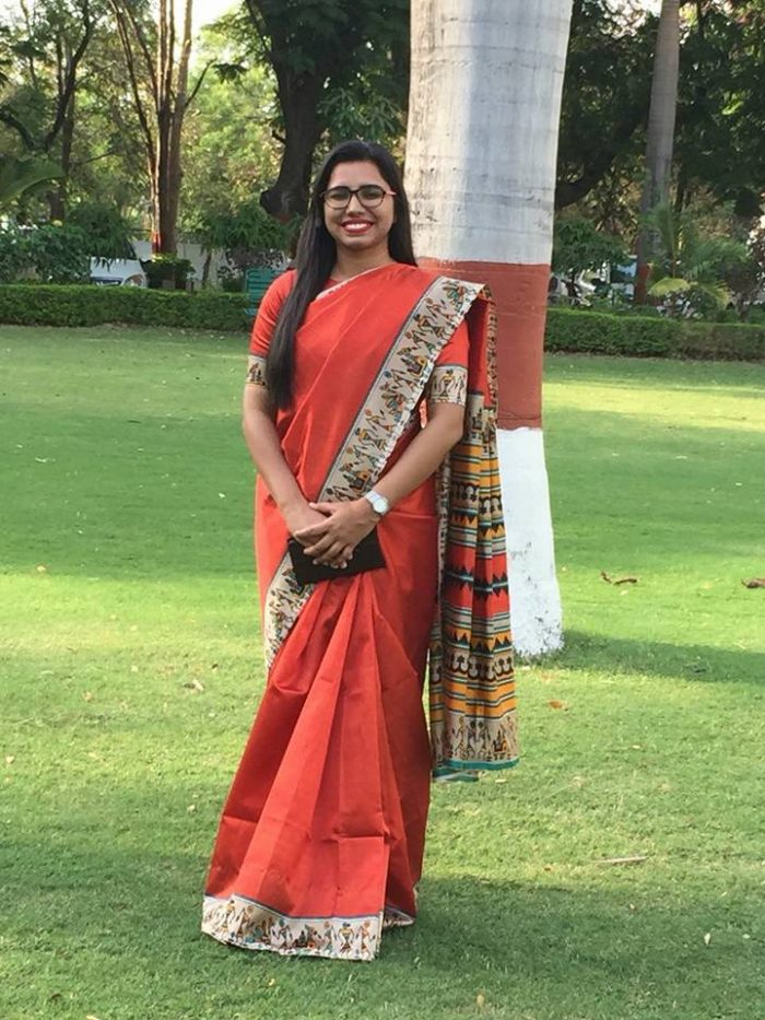 11 महीने के बच्चे को घर छोड़ इतनी ठंड में मजदूरों के साथ नीचे जमीन पर बैठी डिप्टी कलेक्टर, दिलाया उनका हक