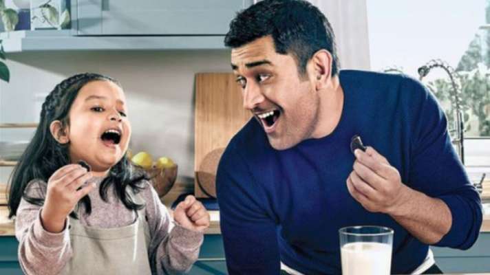 पहली बार बेटी जीवा के साथ विज्ञापन करते दिखेंगे धोनी, तस्वीरें वायरल
