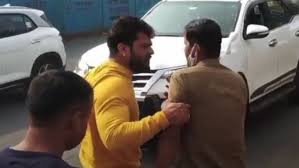 पति को कुत्ता बनाकर सड़क पर घुमा रही थी पत्नी लगा 75 हजार का जुर्माना