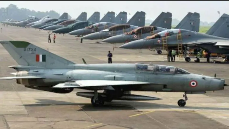 Indian Air Force Recruitment 2021: भारतीय वायुसेना में निकली बंपर भर्ती, जानिए क्या है योग्यता और अंतिम तिथि
