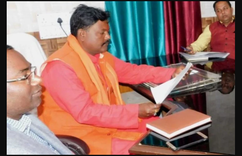 यूपी के राज्यमंत्री सरकारी गाड़ी पर उल्टा तिरंगा लहराते हुए लखनऊ से देवरिया पहुचें, बोले- 'सब ड्राइवर की गलती, कार्यवाही करूंगा'