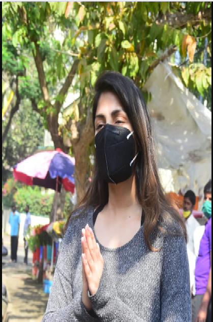 सुशांत की बर्थ एनिवर्सरी पर रिया ने खरीदे फूल, फोटोग्राफर्स से हाथ जोड़कर बोलीं -प्लीज......