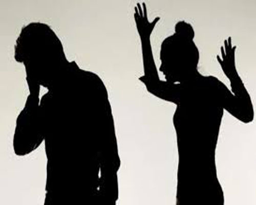 मध्य प्रदेश : घर देर से लौटने पर पति से पत्नी हुई नाराज , सोते समय चेहरे पर डाला खौलता तेल