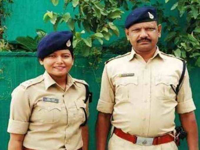 जब बेटियां बनीं 'बॉस', पिता ने गर्व से सीना चौड़ा करके किया सैल्यूट