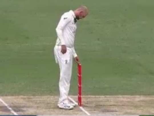 Ind Vs Aus: लायन ने बेल्स के साथ किया छेड़छाड़, 'काला जादू' करने के लिये बैन करने की उठी मांग