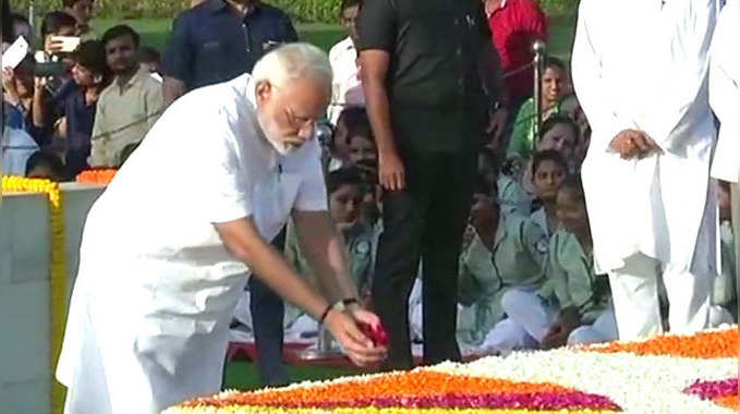 महात्मा गांधी की समाधि पर जाकर कोविंद, वेंकैया तथा मोदी ने श्रद्धा-सुमन अर्पित किए