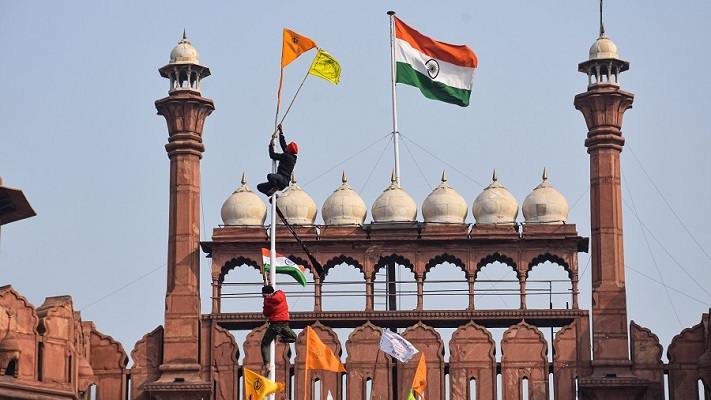 इस शख्स ने लाल किले पर फहराया था किसानों का झंडा