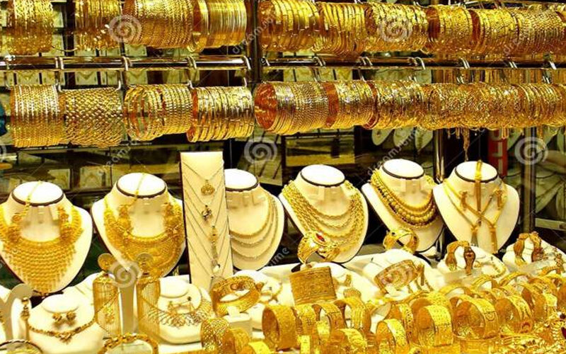 Gold Price Today: सोने की वायदा कीमत में आई भारी गिरावट, चांदी पहुंची 65 हजार के करीब
