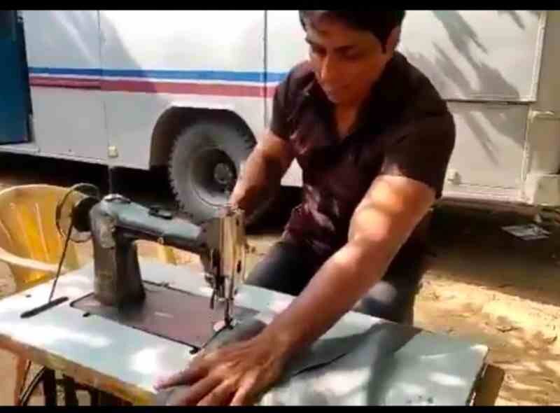 पिता के नक्शेकदम पर चले सोनू सूद, खोल ली टेलर की दुकान
