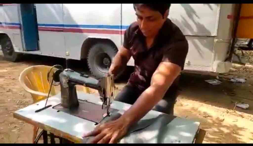 पिता के नक्शेकदम पर चले सोनू सूद, खोल ली टेलर की दुकान