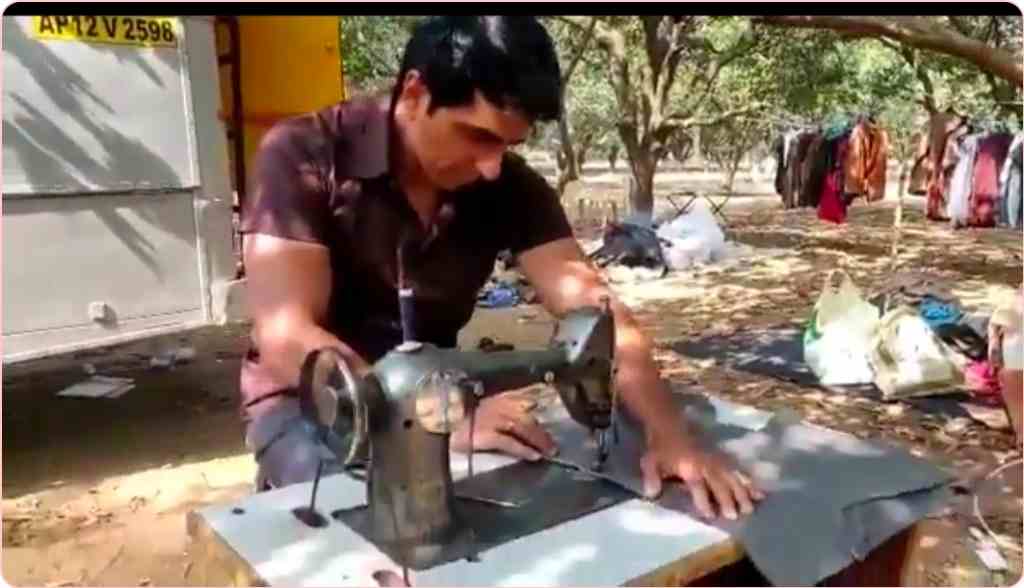 पिता के नक्शेकदम पर चले सोनू सूद, खोल ली टेलर की दुकान