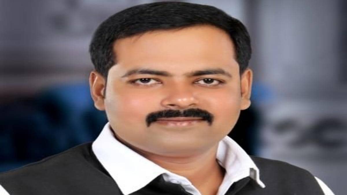 अखिलेश यादव के बाद अब उनके विधायक का विवादित बयान, कहा- वैक्सीन नपुंसक बनाने वाली?