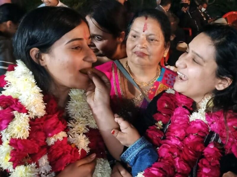 पिता करते थे 18 घंटे की नौकरी, बेटी 12 घंटे पढ़ाई कर बनी Ias