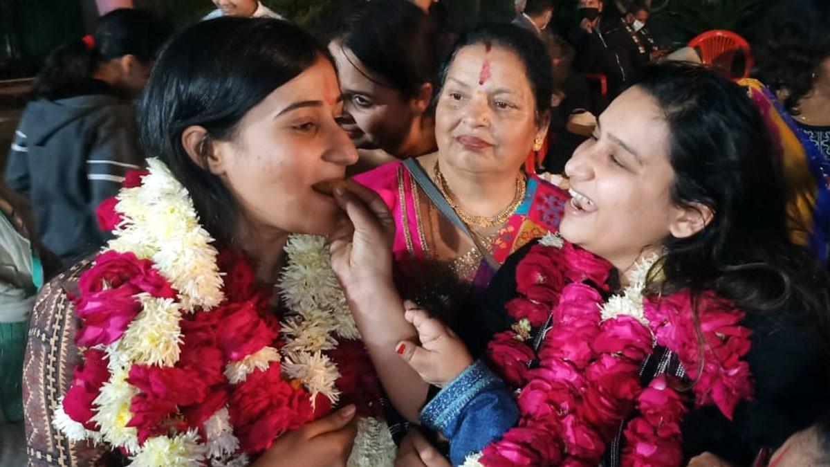 पिता करते थे 18 घंटे की नौकरी, बेटी 12 घंटे पढ़ाई कर बनी Ias