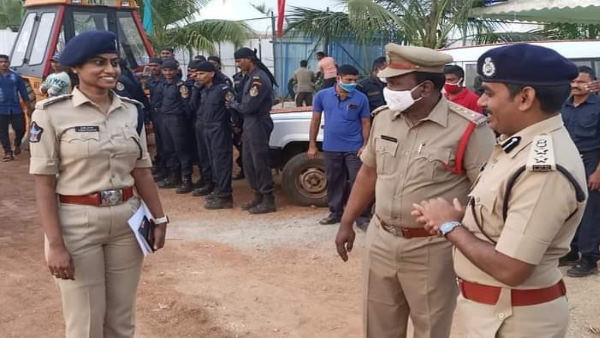 Dsp बेटी को Ci पिता ने सबके सामने किया सैल्यूट, कहा-'नमस्ते मैडम', सोशल मीडिया पर फोटो हुई वायरल