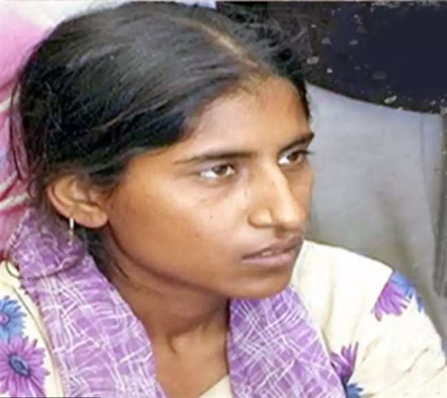 जेल में मुलाकात के दौरान बेटे के गले लग कर फूट-फूट के रोई शबनम, बेटे को नसीहत देते हुए बोली - मन लगाकर पढ़ना, नहीं करना मेरी चिंता