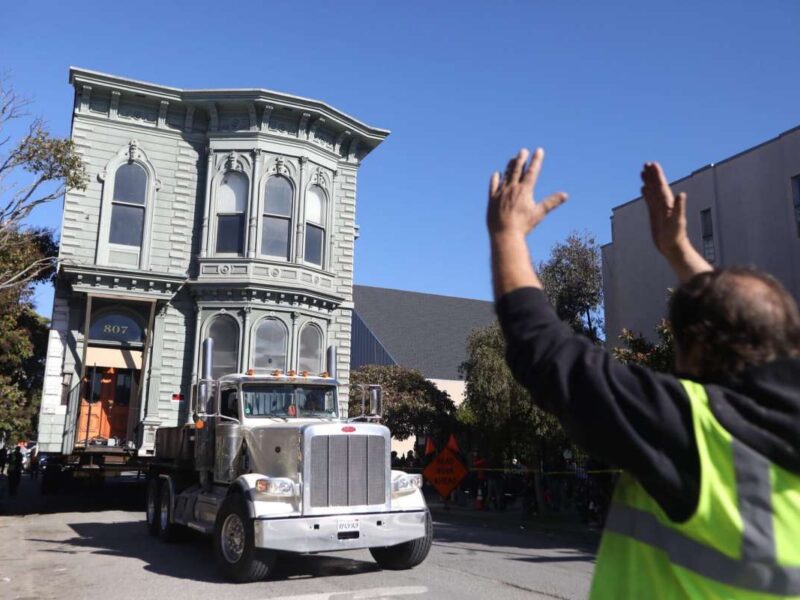 सड़क पर अचानक से चलने लगा San Fransisco Victorian House , लोग देख कर हुए हैरान
