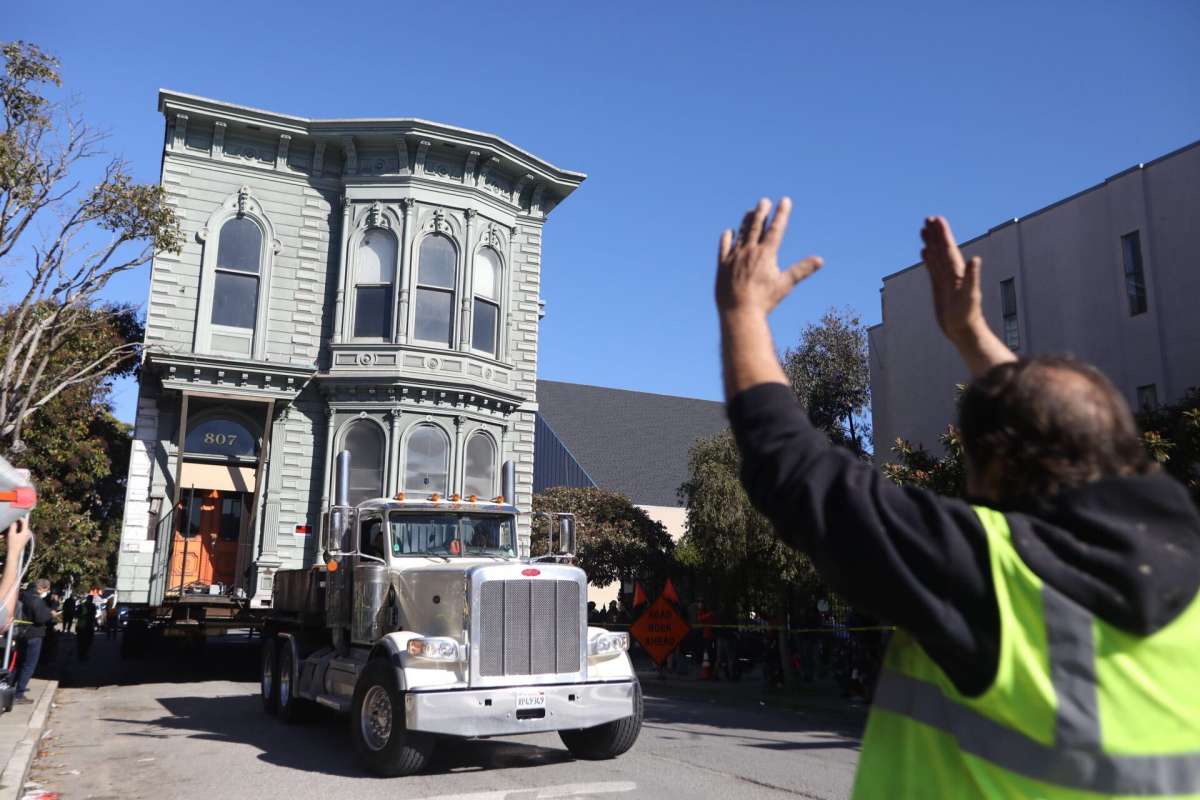 सड़क पर अचानक से चलने लगा San Fransisco Victorian House , लोग देख कर हुए हैरान