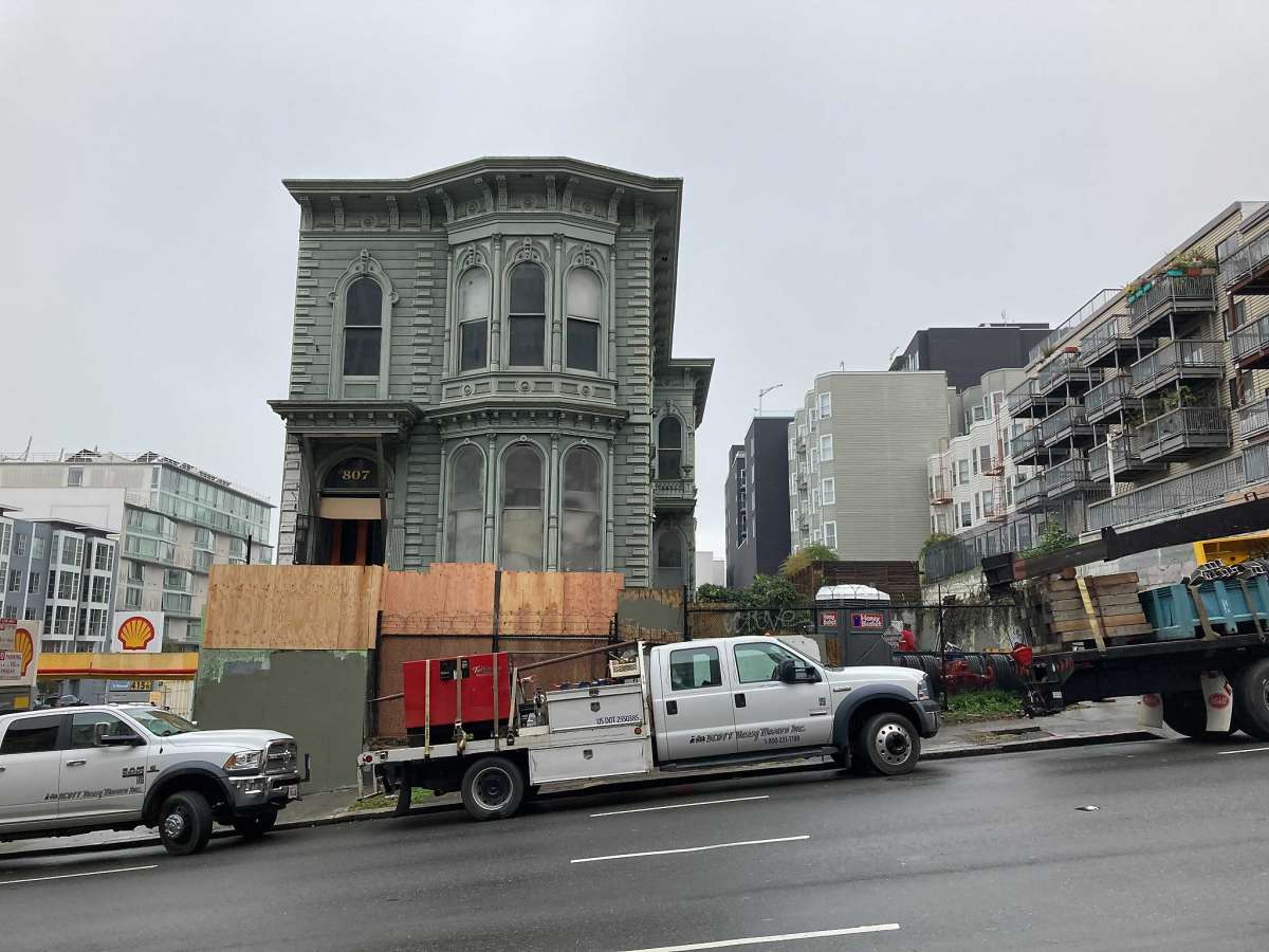 सड़क पर अचानक से चलने लगा San Fransisco Victorian House , लोग देख कर हुए हैरान