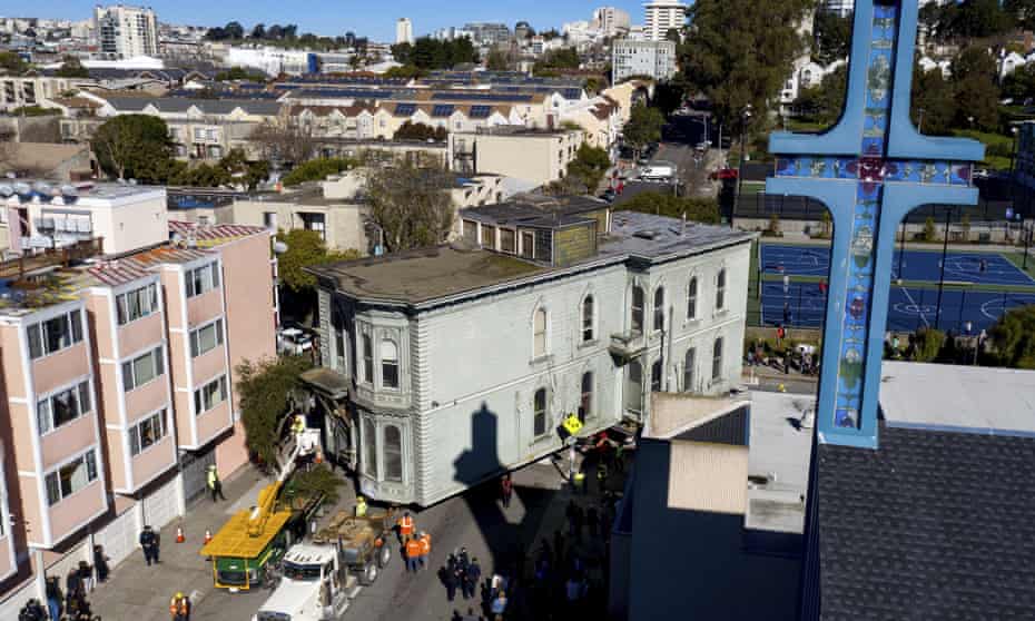 सड़क पर अचानक से चलने लगा San Fransisco Victorian House , लोग देख कर हुए हैरान
