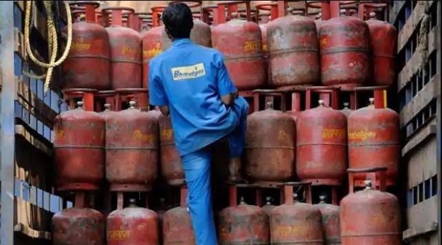 आम जनता को तेल कंपनियों की तरफ से एक बार फिर जोरदार झटका, Lpg सिलेंडर की कीमतों में फिर बढ़ोतरी