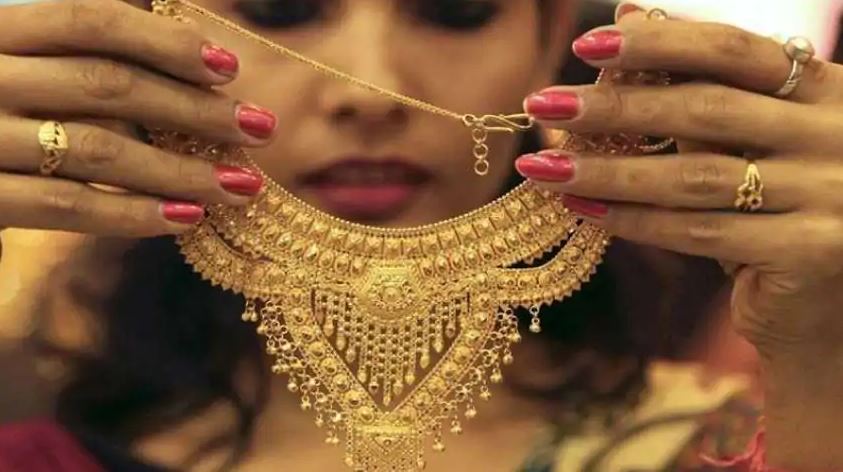 47 हजार रुपये से भी नीचे तक पहुंचे सोने के दाम, यहां जानिए 10 ग्राम सोने की कीमत47 हजार रुपये से भी नीचे तक पहुंचे सोने के दाम, यहां जानिए 10 ग्राम सोने की कीमत