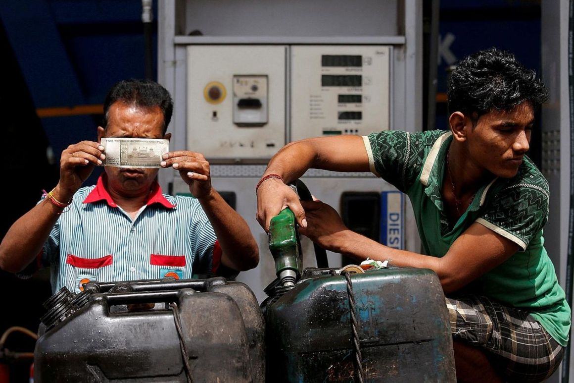 Petrol Diesel Price Today: बेकाबू हुई महंगाई की रफ्तार, फिर बढ़े तेल के दाम, 13 दिनों में 8 रुपए महंगा हुआ पेट्रोल-डीजल