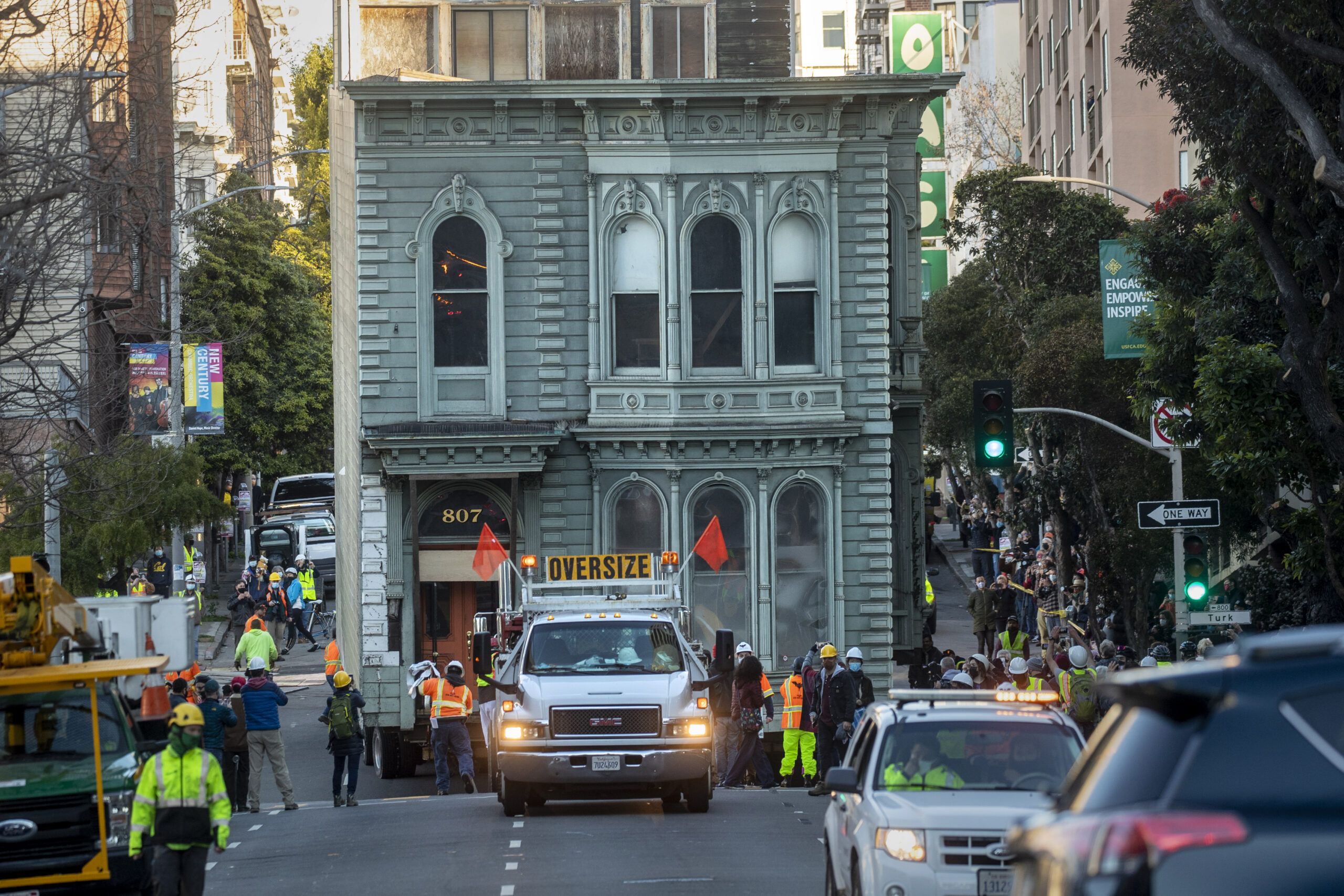 सड़क पर अचानक से चलने लगा San Fransisco Victorian House , लोग देख कर हुए हैरान