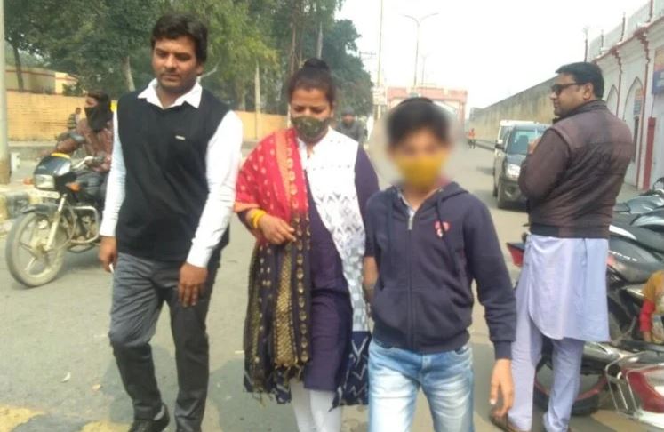 जेल में मुलाकात के दौरान बेटे के गले लग कर फूट-फूट के रोई शबनम, बेटे को नसीहत देते हुए बोली - मन लगाकर पढ़ना, नहीं करना मेरी चिंता