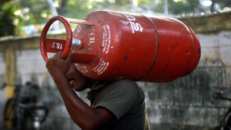 आम जनता को तेल कंपनियों की तरफ से एक बार फिर जोरदार झटका, Lpg सिलेंडर की कीमतों में फिर बढ़ोतरी