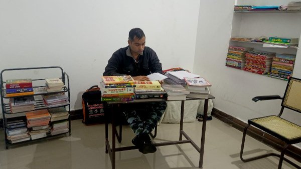 प्रेरणा: बिना किसी कोचिंग 5 साल में मिली 7 सरकारी नौकरी, अब आईएएस बनना चाहते हैं मनोज खुड़खुड़िया