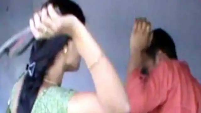 पेशी पर आए हुए ससुर की बहू ने कर दी चप्पल से पिटाई, जाने पूरा मामला