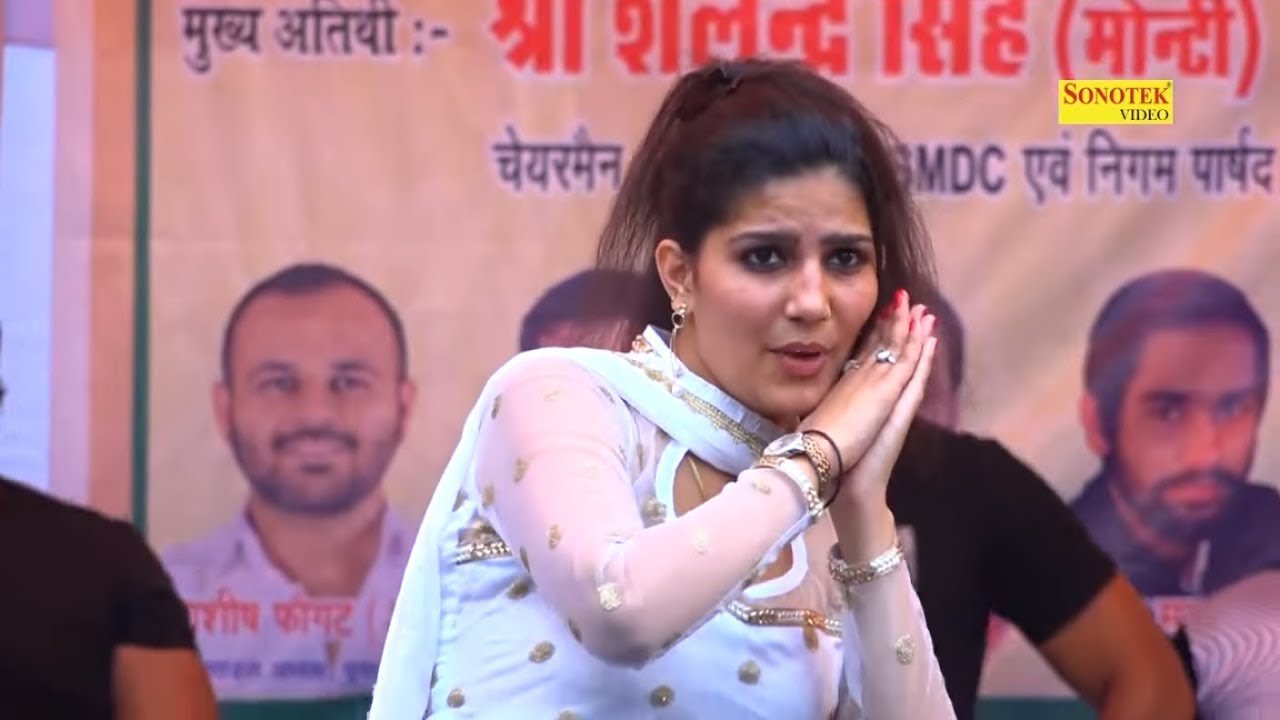 स्टेज परफॉर्मेंस के समय सपना चौधरी पर हुई नोटों की बारिश तो खुद भी हुईं परेशान, बॉडीगॉर्ड आए आगे