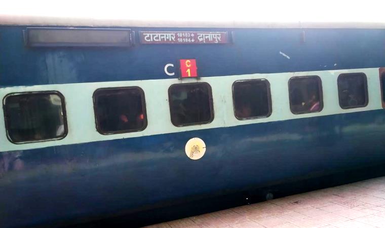 ट्रेन में पटना के दो युवक मिलकर कर रहे थे ऐसा क्राइम, मौके पर आरपीएफ अधिकारियों ने पकड़ा