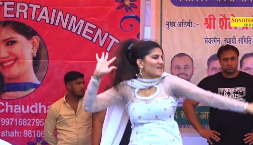 स्टेज परफॉर्मेंस के समय सपना चौधरी पर हुई नोटों की बारिश तो खुद भी हुईं परेशान, बॉडीगॉर्ड आए आगे
