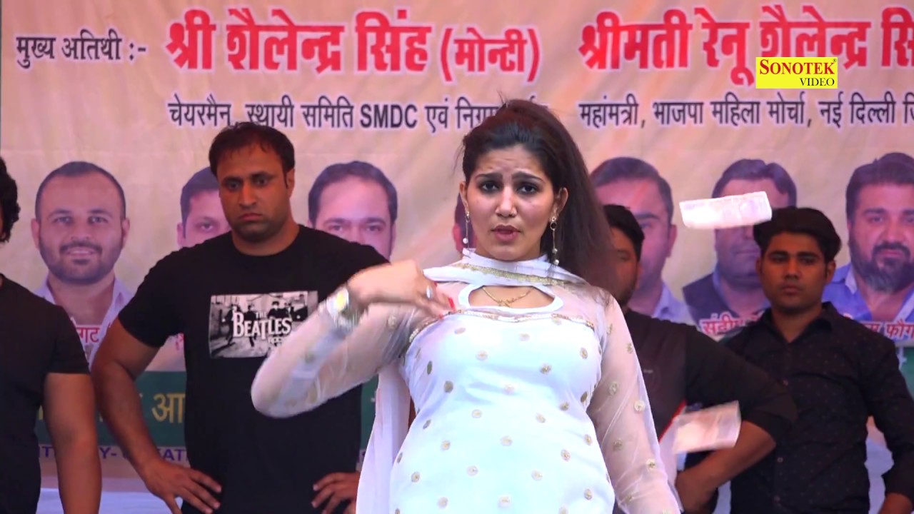 स्टेज परफॉर्मेंस के समय सपना चौधरी पर हुई नोटों की बारिश तो खुद भी हुईं परेशान, बॉडीगॉर्ड आए आगे