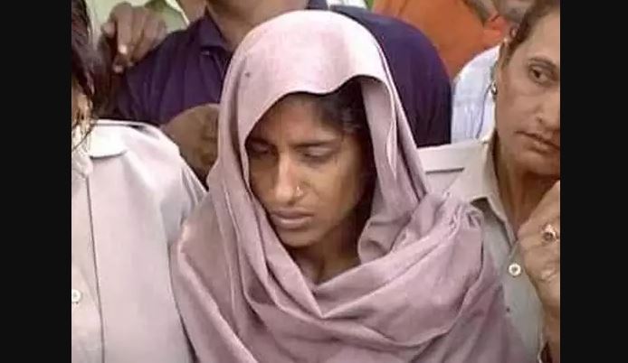 जेल में मुलाकात के दौरान बेटे के गले लग कर फूट-फूट के रोई शबनम, बेटे को नसीहत देते हुए बोली - मन लगाकर पढ़ना, नहीं करना मेरी चिंता
