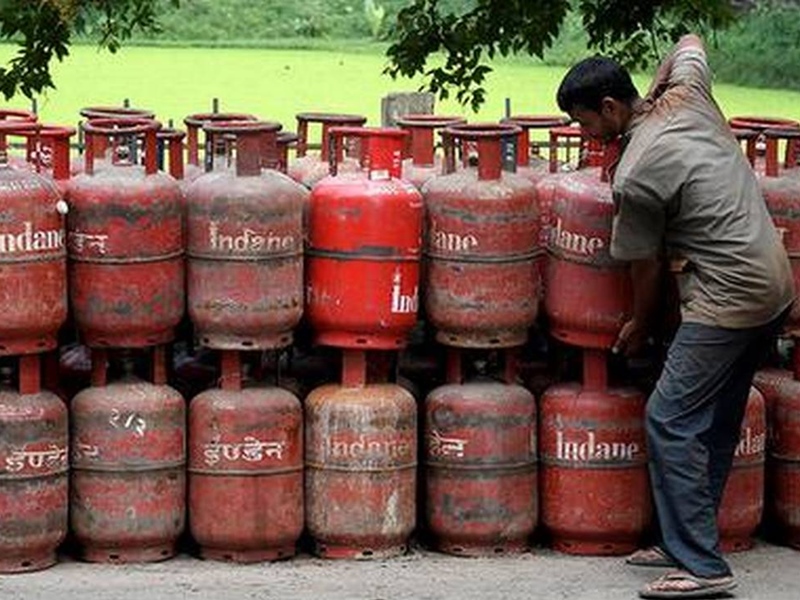Lpg Price: आज से 73 रूपये महंगी हुई रसोई गैस, जानिए क्या है अब नई कीमत