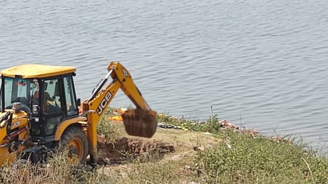 शर्मनाक: गंगा में तैरती दिखी 40 लाशें, कोरोना से मौत के बाद जानवर नोचते आए नजर