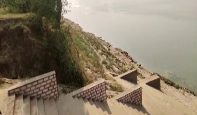 शर्मनाक: गंगा में तैरती दिखी 40 लाशें, कोरोना से मौत के बाद जानवर नोचते आए नजर