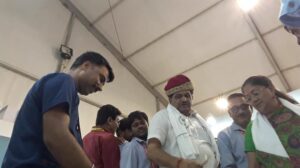 Success Story: कभी घर चलाने के लिए बेचते थे किताब, अब घर पर मोती की खेती कर 5 लाख सलाना कमा रहे नरेंद्र गरवा