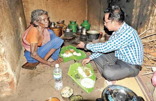 वृद्ध गरीब महिला के घर खाना खाने पहुंचे Dm साहब, लौटते हुए दे गये घर और वृद्धा पेंशन