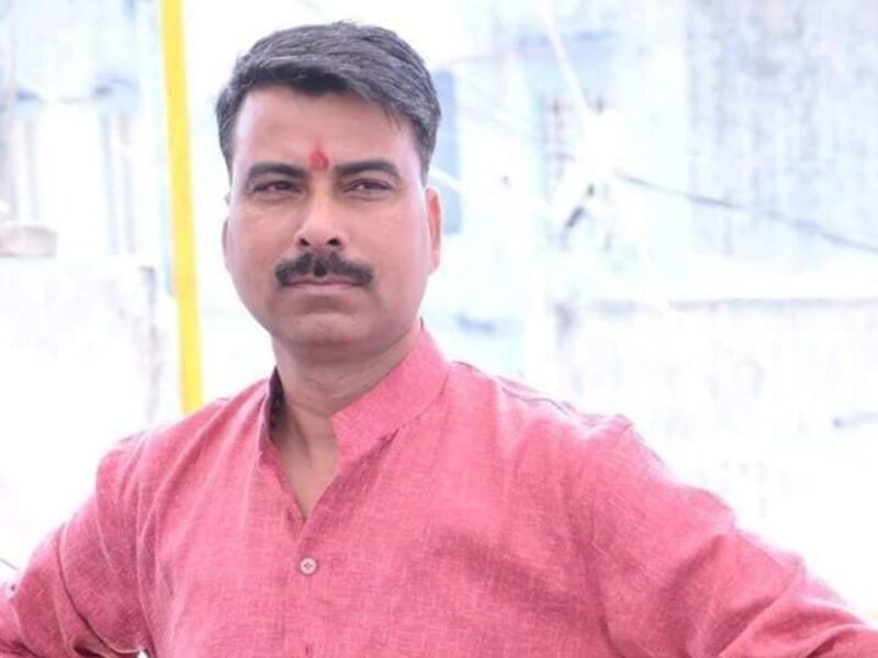 Success Story: कभी घर चलाने के लिए बेचते थे किताब, अब घर पर मोती की खेती कर 5 लाख सलाना कमा रहे नरेंद्र गरवा