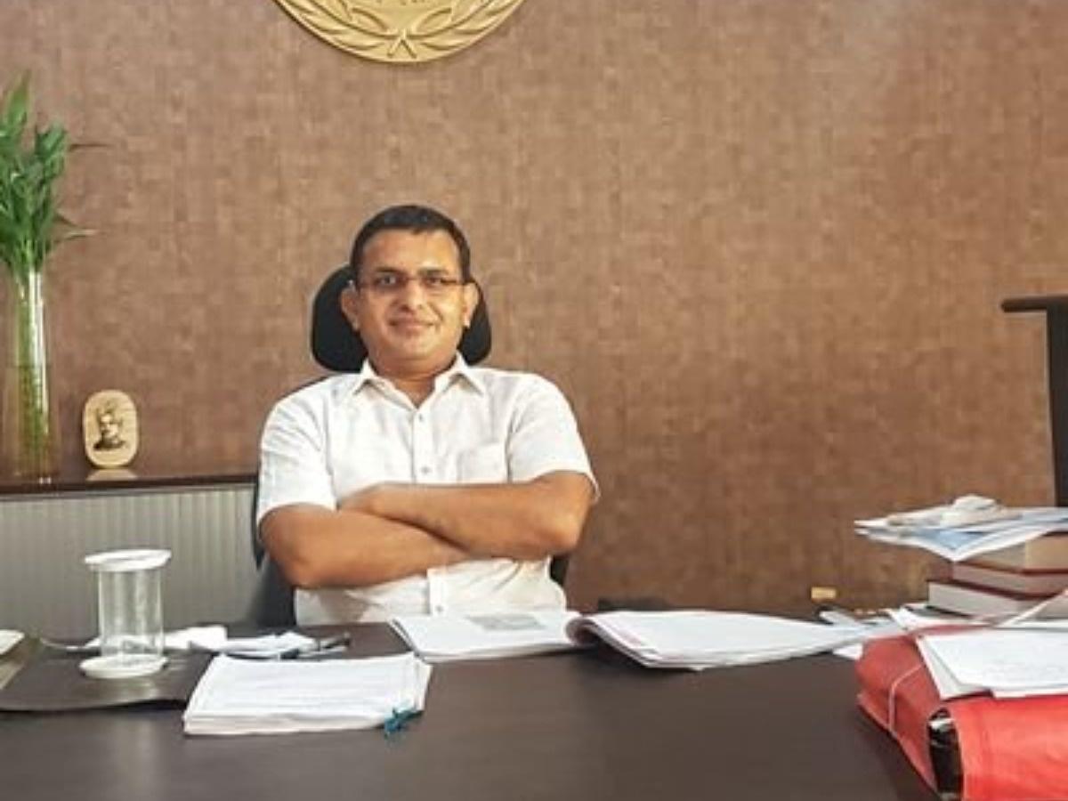 जब एक अफसर ने गरीब पिता से बोला चपरासी के लायक भी नहीं आपका बेटा, बेटे ने 3 बार Upsc किया पास