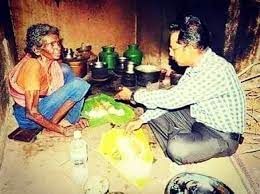 वृद्ध गरीब महिला के घर खाना खाने पहुंचे Dm साहब, लौटते हुए दे गये घर और वृद्धा पेंशन