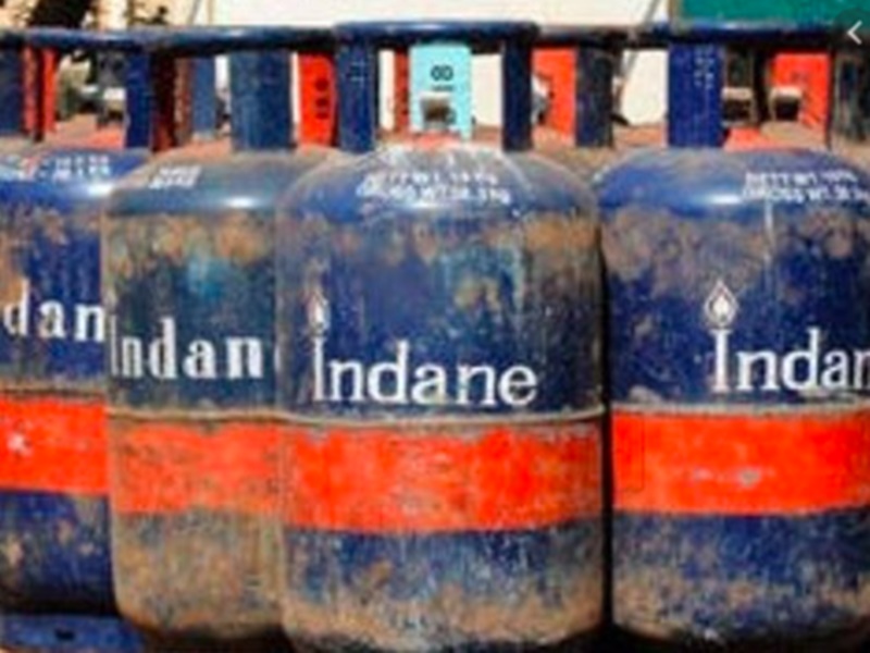 Gas Cylinder Price: इस महीने सस्ता हुआ गैस सिलेंडर, भरवाने से पहले जान लीजिए कीमत