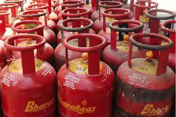 Gas Cylinder Price: सस्ता हो गया गैस सिलेंडर, जून में बुकिंग करने से पहले चेक कर लें लेटेस्ट प्राइस