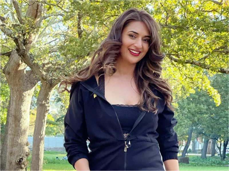 Khatron Ke Khiladi: रोहित शेट्टी, दिव्यांका त्रिपाठी और श्वेता तिवारी समेत अन्य कंटेस्टेंट्स को इतनी भारी भरकम फीस दे रहें हैं मेकर्स! 4 Khatron Ke Khiladi: रोहित शेट्टी, दिव्यांका त्रिपाठी और श्वेता तिवारी समेत अन्य कंटेस्टेंट्स को इतनी भारी भरकम फीस दे रहें हैं मेकर्स!