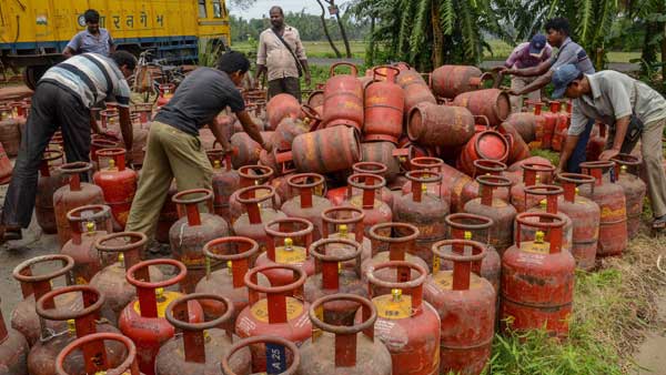 Gas Cylinder Price: सस्ता हो गया गैस सिलेंडर, जून में बुकिंग करने से पहले चेक कर लें लेटेस्ट प्राइस